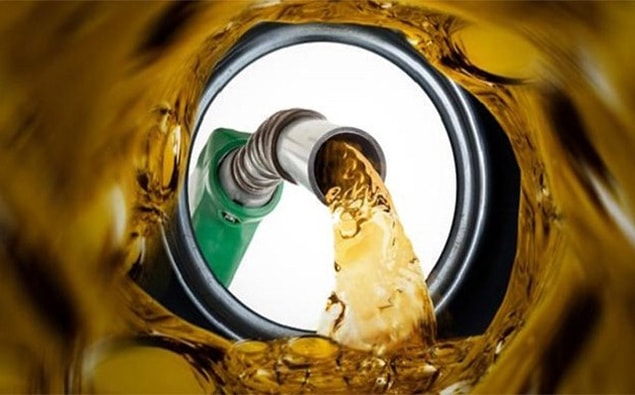 Niye bilmiyoruz ama "maaşımın tamamını benzine yatırayım o zaman" dediyseniz altı ay içinde tam 24 litre kaybınız oldu. Mayıs’ta 273 litre benzin alabilen asgari ücret, şu an 249 litre alabiliyor.