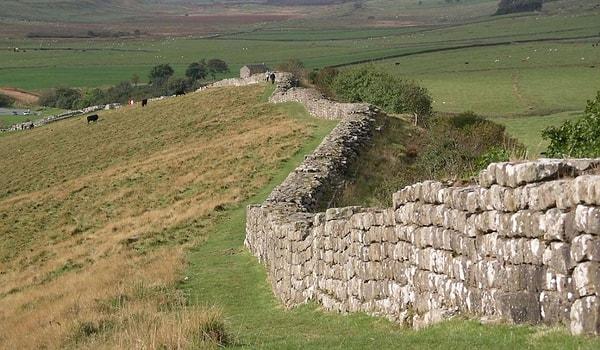 13. Roma İmparatorluğu döneminde Britanya'yı, İskoçyalı kuzey kabilelerden korumak için inşa edilmiş olan Hadrian Duvarı hala ayaktadır.