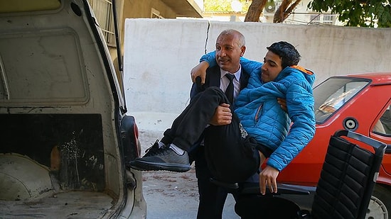 Öğretmenlik Bir Yaşam Biçimidir! İki Yıl Boyunca Hasta Öğrencisini Okula Taşıyan Birol Öğretmen