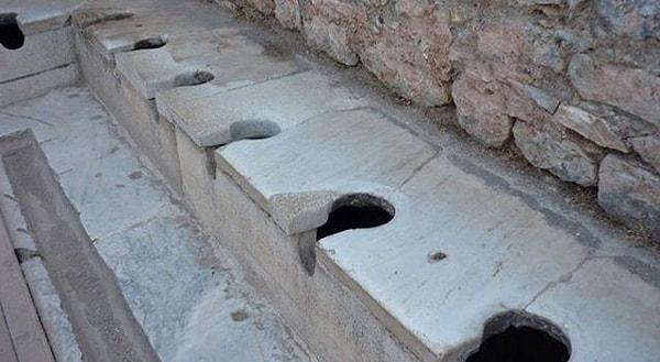 10. Yapılan kazılarda ilk tuvalet İskoçya'da ortaya çıkmıştır.