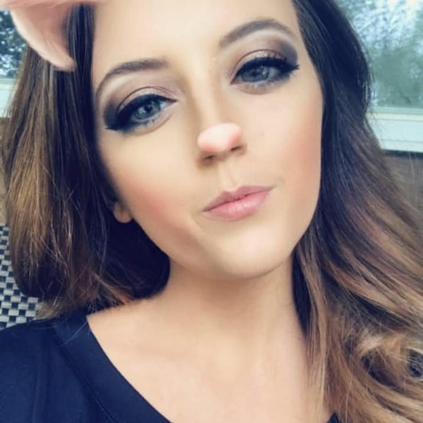 2. В октябре она направлялась в Филадельфию, чтобы навестить друга, когда у нее неожиданно кончилось горючее, и она застряла на перегруженной трассе. Девушка запаниковала и остановилась на обочине, понятия не имея, что делать.