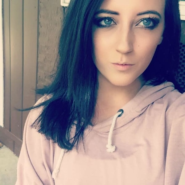 3. «У меня чуть сердце из груди не выпрыгнуло. Я съехала с дороги, насколько это было возможно, и, выйдя из машины, направилась к ближайшей заправке».