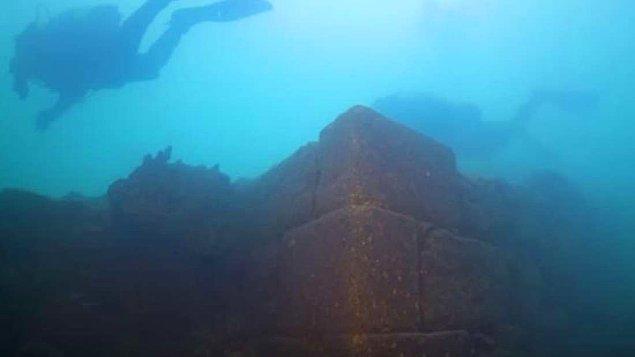 Araştırmacılar, dalgıçlar ve sualtı fotoğrafçılarından oluşan bir grup, geçtiğimiz günlerde Van Gölü'nde dalış yaparak, binlerce yıldır sualtına gizlenmiş bir tarihi açığa çıkarttılar.