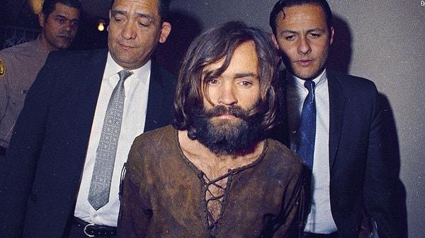 11. Geçtiğimiz günlerde ölen Charles Manson, ilk duruşmasında hakime kurşun kalemle saldırmış.