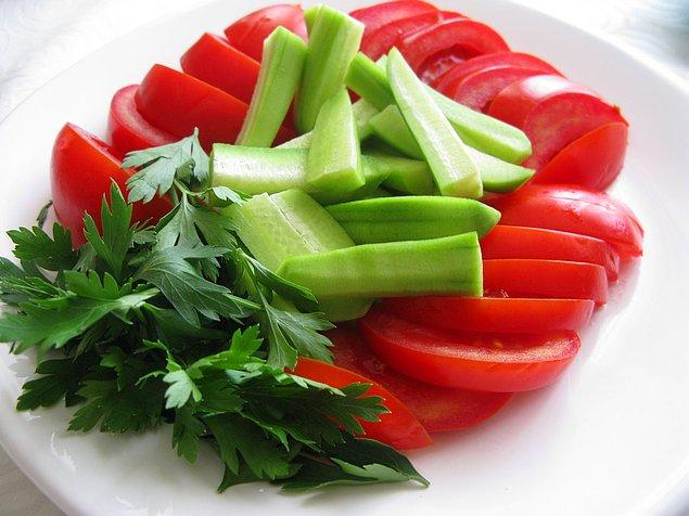 4. Tam yediklerime dikkat edip kalori hesabı yapacağım derken bir gülme geliyor domates-salatalığı