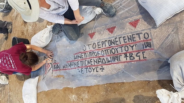 Öte yandan Yunanca karakterler eklenmiş bu yazıt, arkeologlara hayati bir ipucu verdi. Bu yazı sayesinde arkeologlar yapının tarihi hakkında kritik bilgiler elde etti.