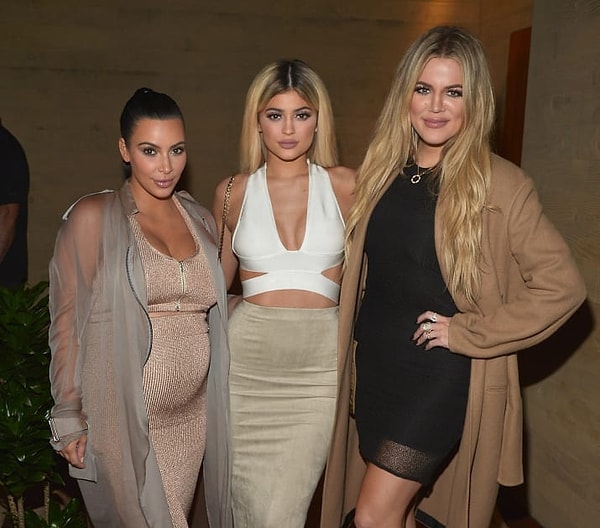 1. Кажется, уже не осталось такого человека, который бы не знал, что ходят слухи о беременности Кайли и Хлои.