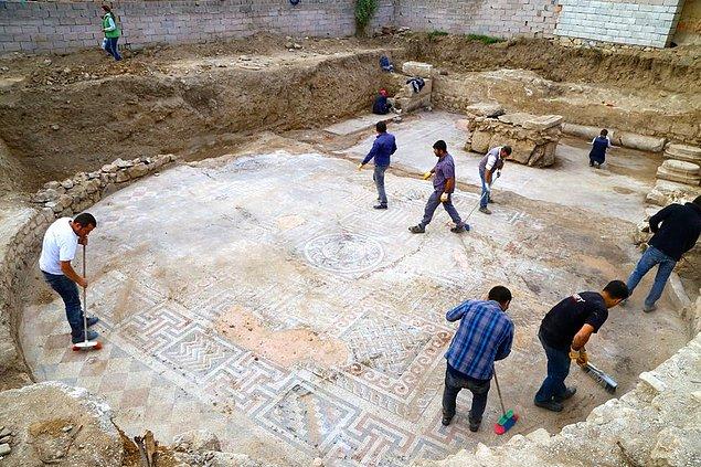 Mozaiğe ulaşan müze yetkileleri çalışmaları derinleştirerek 373 metrekarelik alanda mozaik, sütun, altlık ve sütun kaideleri ile bir mezar gün yüzüne çıkardı.
