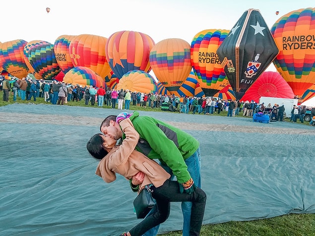 Seyahatte başlayıp, seyahatlerle devam eden ilişkilerinden hatıralarla dolu, gezgin fotoğrafları. Hem de öpüşen gezginler! 💏