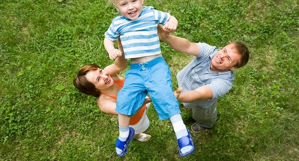 6. У всех в жизни есть момент, когда родители опускают вас вниз и больше никогда не поднимают на руки