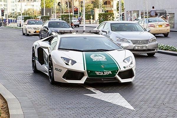 10. Dubai polisi lüks arabalar kullanıyor.