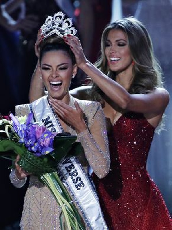 18. Корону ей передала Мисс Вселенная прошлого года - Ирис Миттенар.