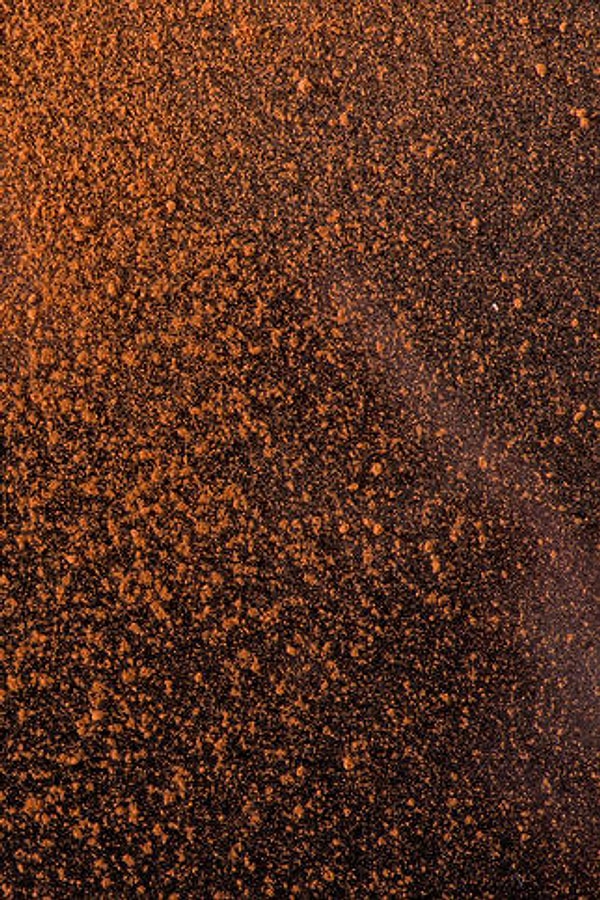 4. Когда делаете тесто для шоколадного торта или другой подобной выпечки, вместо муки посыпайте столешницу какао, чтобы тесто не прилипало к поверхности.