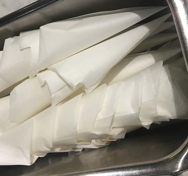 10. Используйте пергамент, чтобы сделать кондитерские мешки, вместо того, чтобы покупать их