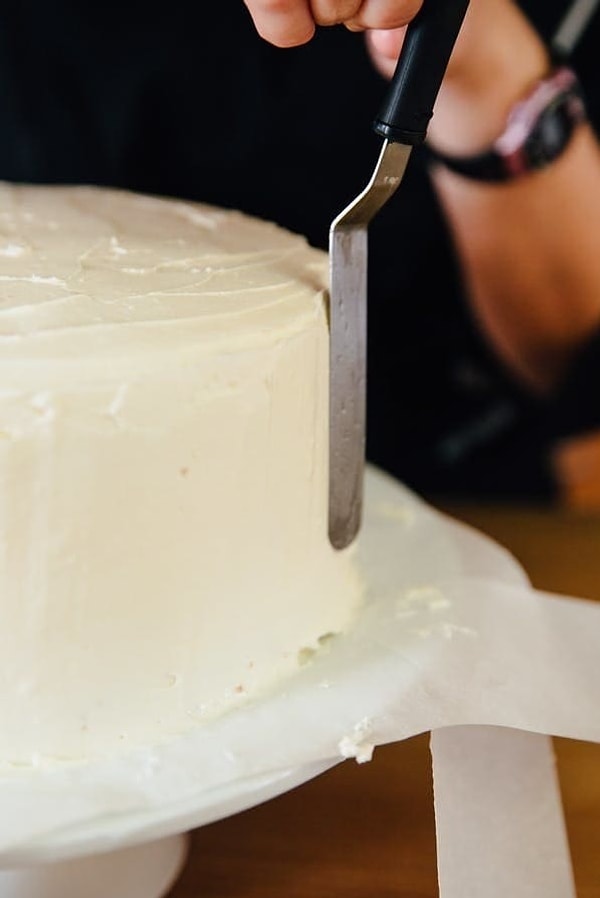 15. Подогрейте лопатку, прежде чем наносить на торт глазурь