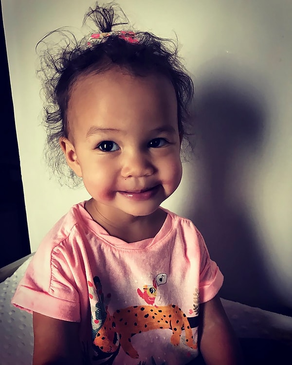 У Крисси долгое время были проблемы с зачатием ребенка, но в конечном итоге все разрешилось благополучно, и в апреле 2016 года на свет появилась маленькая Луна.