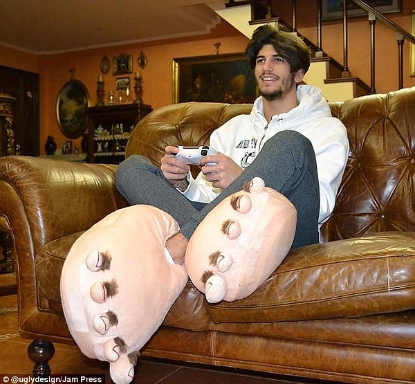 1. Мало того, что они отвратительно выглядят, так в них же еще и ходить невозможно!