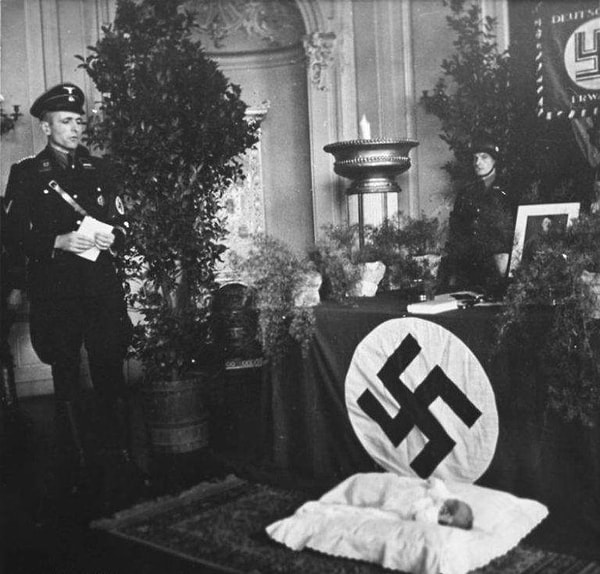 2. Из-за того, что правительство хотело увеличить популяцию истинных арийцев быстрыми темпами, незаконнорожденные дети перестали быть позором женщин — их наоборот поощряли рожать как можно больше, и не важно от законного мужа или нет. Главное, чтобы отец был ариец.