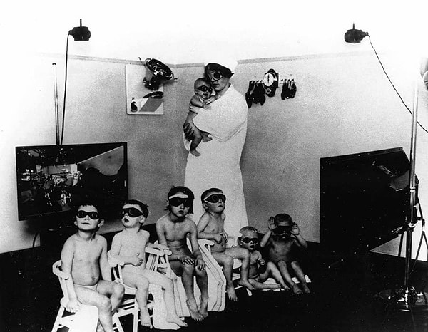 12. В «центрах онемечивания детей» мальчиков и девочек облучали ультрафиолетом, чтобы их волосы получали нужный для истинного арийца светлый оттенок.