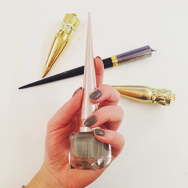 8. Лак для ногтей - это, по своей сути, яд, поэтому его ни в коем случае нельзя жевать.