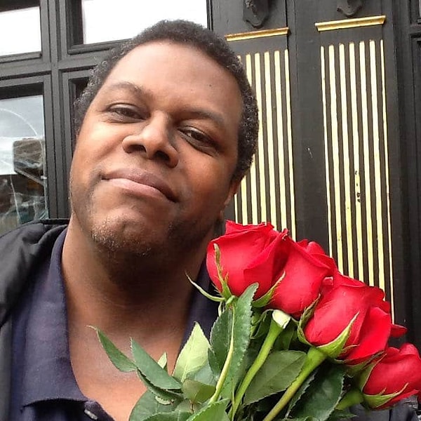 6. Не зная что предпринять, Джули обратилась к своим бывшим заядлым врагам и связалась с Дэрилом Дженкинсом из антифашистской организации Филадельфии.