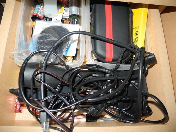 8. TV sehpasının ya da bilgisayar masasının çekmecesinde yer alan kablolar.