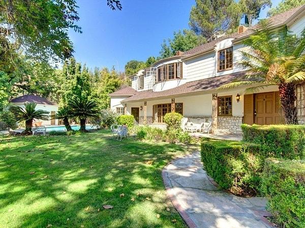4. Scarlett Johansson Los Angeles'da 3.8 milyon dolarlık bu evde yaşıyor.