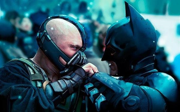 3. Kara Şövalye Yükseliyor'da polislerle birlikte teröristlere karşı savaşan Batman, çizgi romanlar da dahil bu yapıma kadar hiçbir filmde gün ışığında görülmedi.