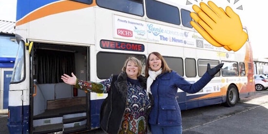 Минутка добра: две британки превратили двухэтажный автобус в приют для бездомных людей