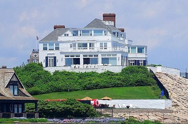 24. Taylor Swift'in Watch Hill, Rhode Island'daki evi 17 milyon dolar.