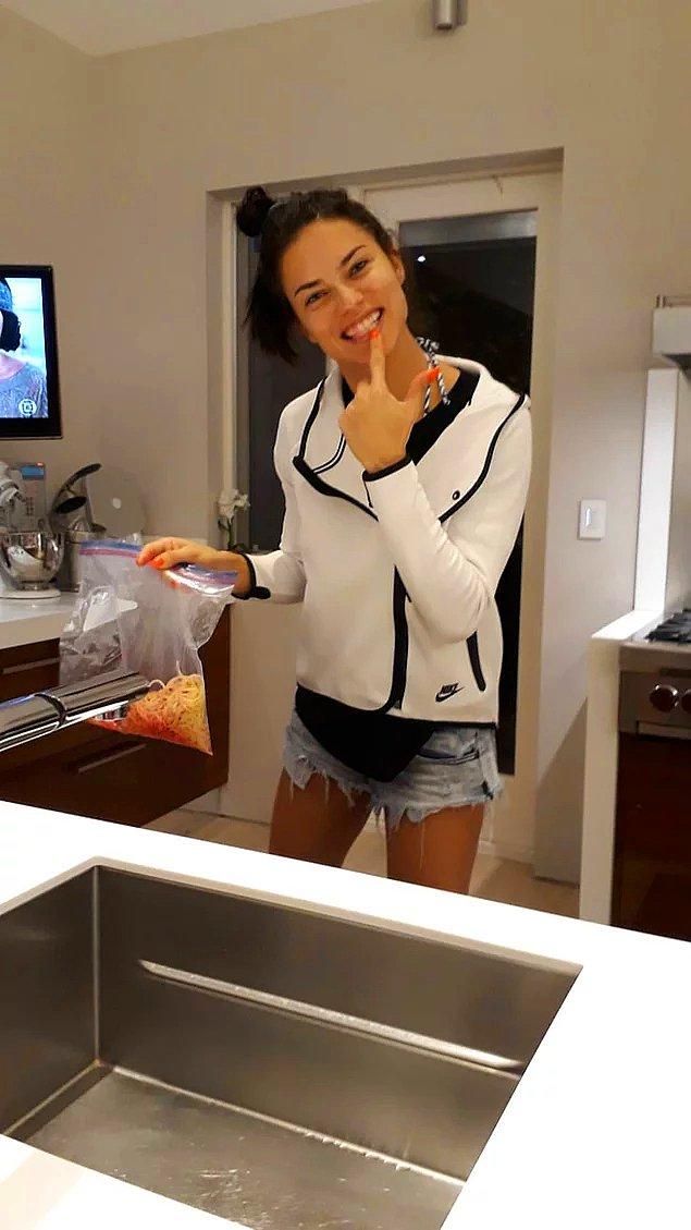 1. Adriana Lima elinde spagetti dolu buzdolabı poşetiyle, hem de sevgilisi Metin Hara'nın objektifinden! 😂
