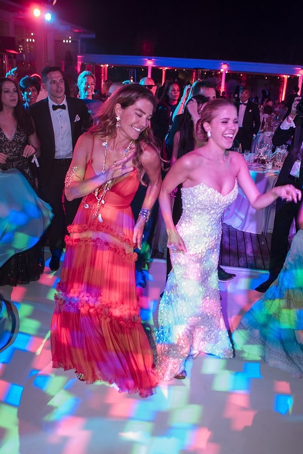 Во время приема она переоделась в платье без бретелек.