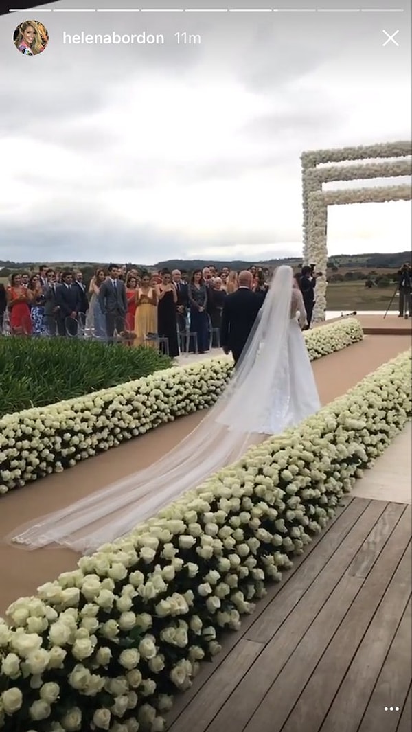 Фата была длиною около 8 метров.