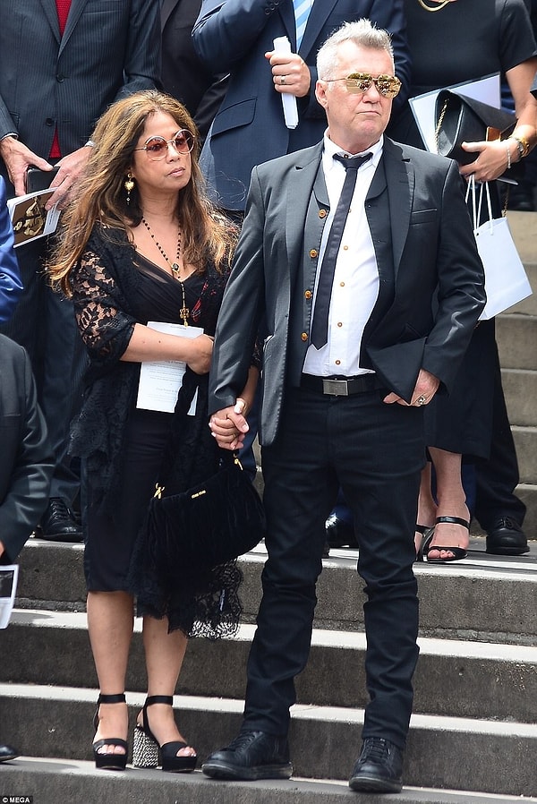 5. Церемонию прощания также посетил австралийский рокер Джимми Барнс вместе со своей женой Джейн.