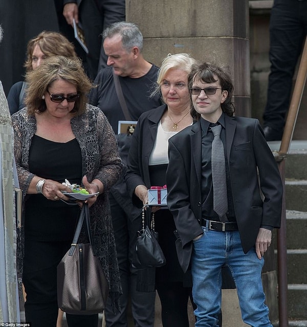 6. Жена Малькольма, Линда, и их сын Росс ушли с похорон вместе.