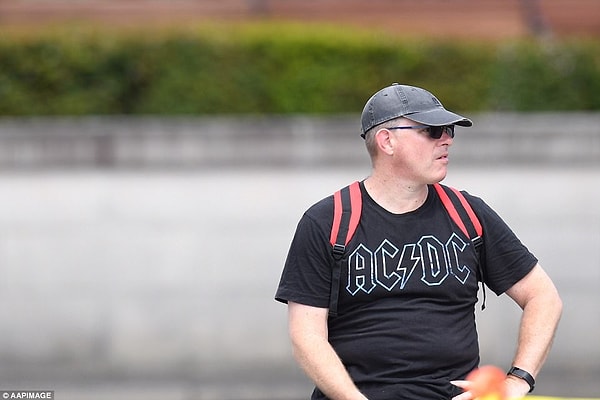 8. Помимо друзей и родных музыканта церковь окружали толпы фанатов группы и таланта Янга.