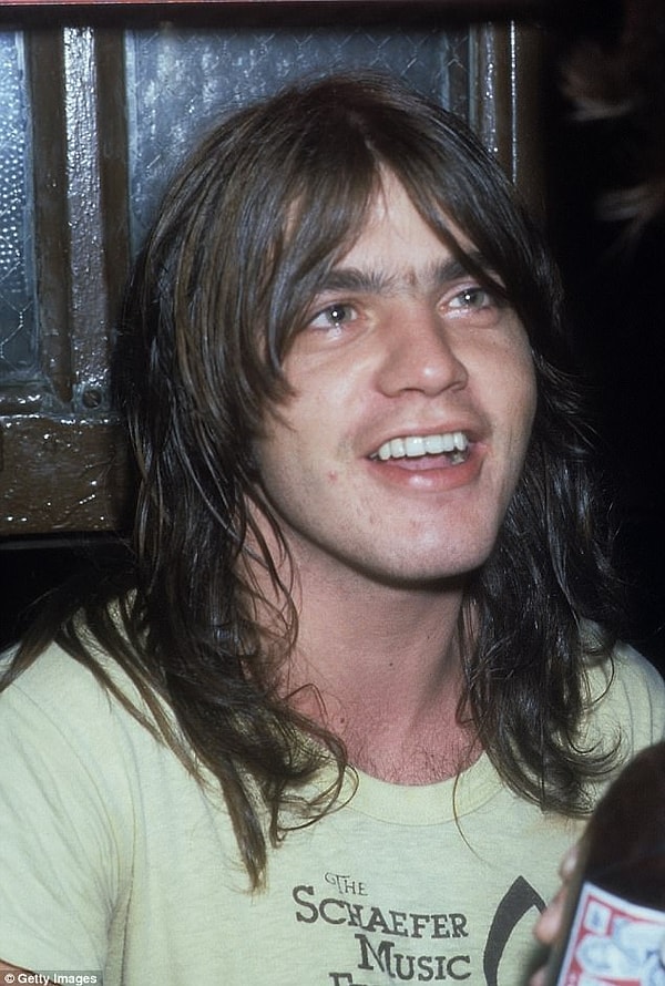 10. В 2014 году Малькольма в группе заменил его племянник Стиви, именно он отправился в последний тур группы с новым альбомом Rock or Bust.