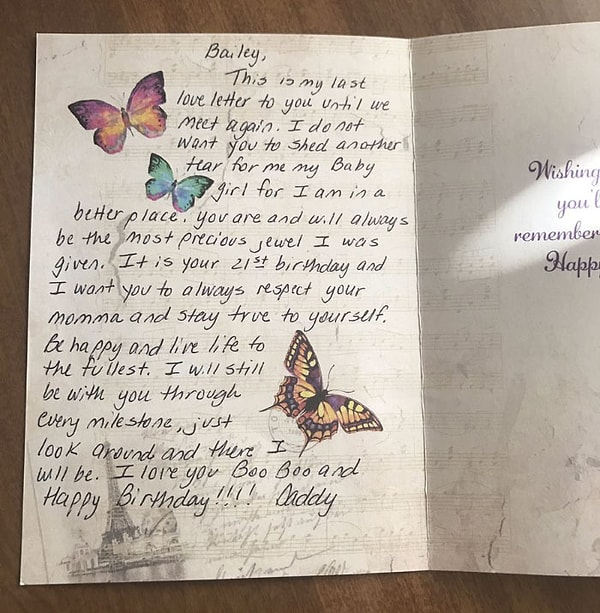 4. Вместе с цветами Бэйли получила открытку с пожеланиями от своего папы: