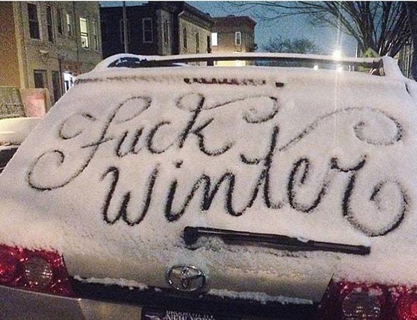 11. Arabanın camına yazılan 'kışa nefret' temalı bu yazı fazla güzel değil mi? 😌
