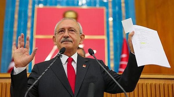 Kılıçdaroğlu konuşmasında, para transferlerine ait olduğunu belirttiği dekontları gösterdi.