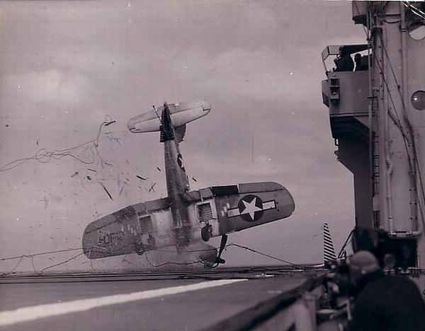7. İkinci Dünya Savaşı esnasında bir uçağın uçak gemisine çakıldığı an yakalanan fotoğraf.
