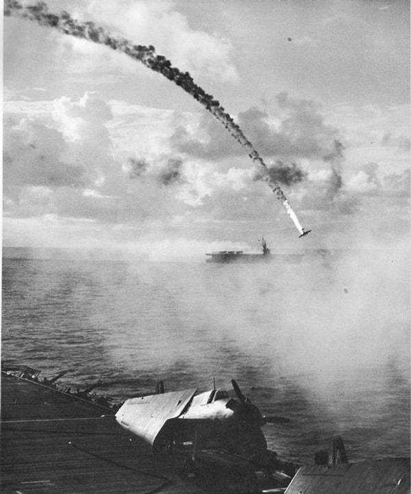 10. Saipan Muharebesinde suya çakılan bir Japon uçağı, 1944.
