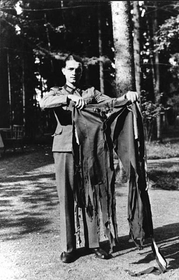 12. Suikast girişiminden sağ kurtulmayı başaran Adolf Hitler'in pantolonun aldığı hal.