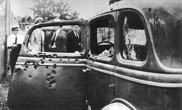 19. Meşhur suçlu çift Bonnie ve Clyde'ın öldürüldüğü kovalamacanın sonunda otomobillerinin aldığı hal.