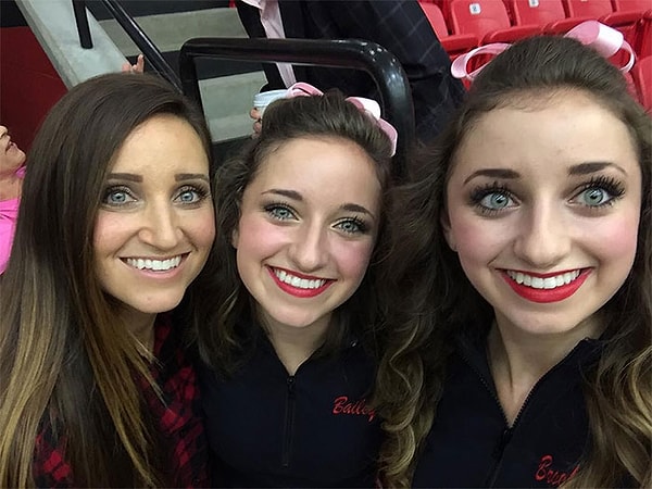 15. "Папа все еще считает, что мама нас не рожала, а просто клонировала себя!"