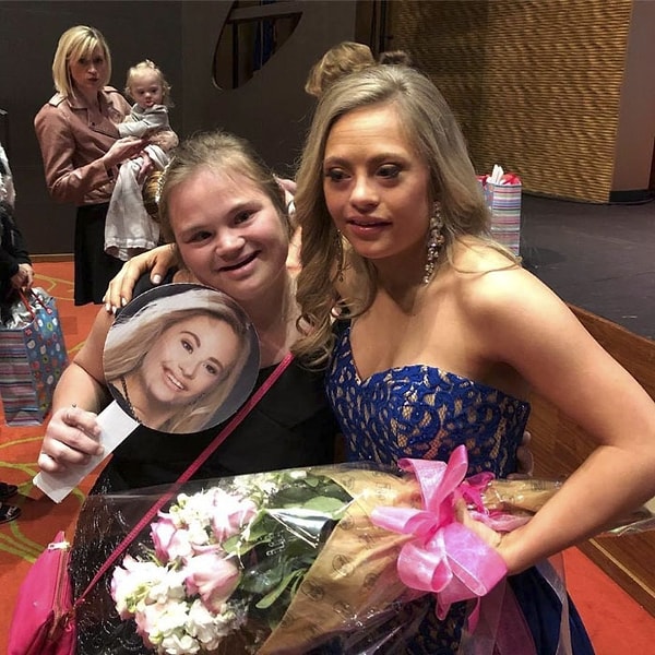 8. Она также является представителем организации, оказывающей поддержку людям с ограниченными интеллектуальными способностями и проблемами развития.