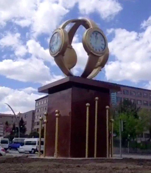 10. Meclis'in önünde duran dört taraflı altın kol saati de gidebilir.