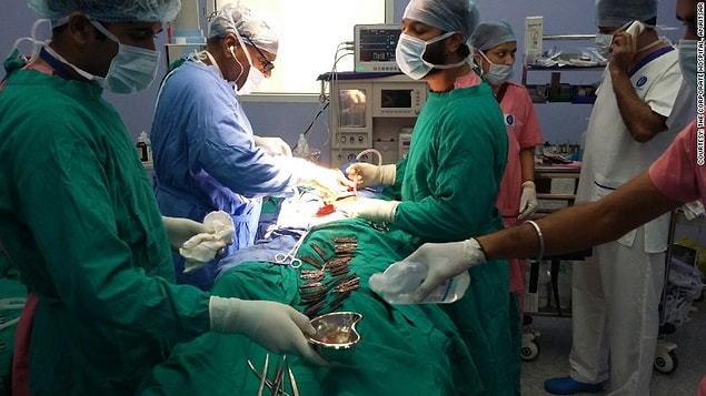 Khan'ın ailesiyle konuşulduktan sonra doktorlar bu sıra dışı davranışların depresyondan ötürü olduğunu düşündüler.