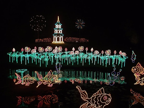 3. Волшебное Рождество в огнях в садах и доме Беллинграта в Теодоре, Алабама