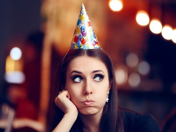 7. Вы на вечеринке, но тут замечаете, что кто-то грустит в одиночестве. Что предпримете?